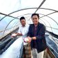 Pemred Klik Madura Prengki Wirananda bersama Pendiri Kedai Reka Cipta Garam Prof. Makhfud Effendi menunjukkan hasil produksi garam dengan kualitas super. (DOK. KLIKMADURA)