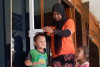 Sejumlah balita saat mengikuti kegiatan posyandu di Desa Pesarenan, Kecamatan Kedungdung. (IBNU ANSORI / KLIKMADURA)