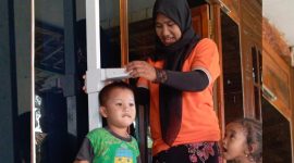 Sejumlah balita saat mengikuti kegiatan posyandu di Desa Pesarenan, Kecamatan Kedungdung. (IBNU ANSORI / KLIKMADURA)