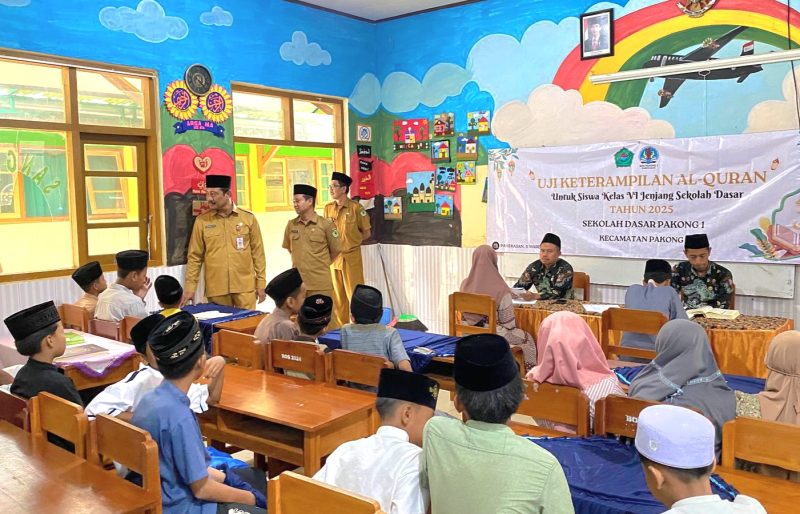 PENDIDIKAN KARAKTER: Kepala Disdikbud Pamekasan Moh. Alwi memonitoring kegiatan UKA di SDN Pakong 1 Pamekasan. (IMAM UNTUK KLIKMADURA)