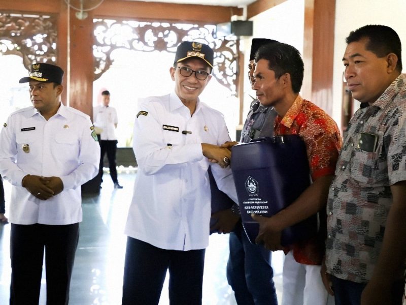 SIMBOLIS: Bupati Pamekasan Dr. KH. Kholilurrahman memberikan jerigen kepada nelayan di Mandhapa Agung Ronggosukowati (PROKOPIM PAMEKASAN UNTUK KLIK MADURA).