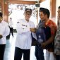 SIMBOLIS: Bupati Pamekasan Dr. KH. Kholilurrahman memberikan jerigen kepada nelayan di Mandhapa Agung Ronggosukowati (PROKOPIM PAMEKASAN UNTUK KLIK MADURA).