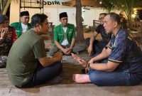 Momen Pangdam V/Brawijaya Mayjen TNI Rudy Saladin berbincang dengan Ketua PW GP Ansor Jatim H. Musaffa Safril dan sejumlah kader Ansor di Pulau Gili Iyang beberapa waktu lalu.