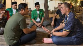 Momen Pangdam V/Brawijaya Mayjen TNI Rudy Saladin berbincang dengan Ketua PW GP Ansor Jatim H. Musaffa Safril dan sejumlah kader Ansor di Pulau Gili Iyang beberapa waktu lalu.