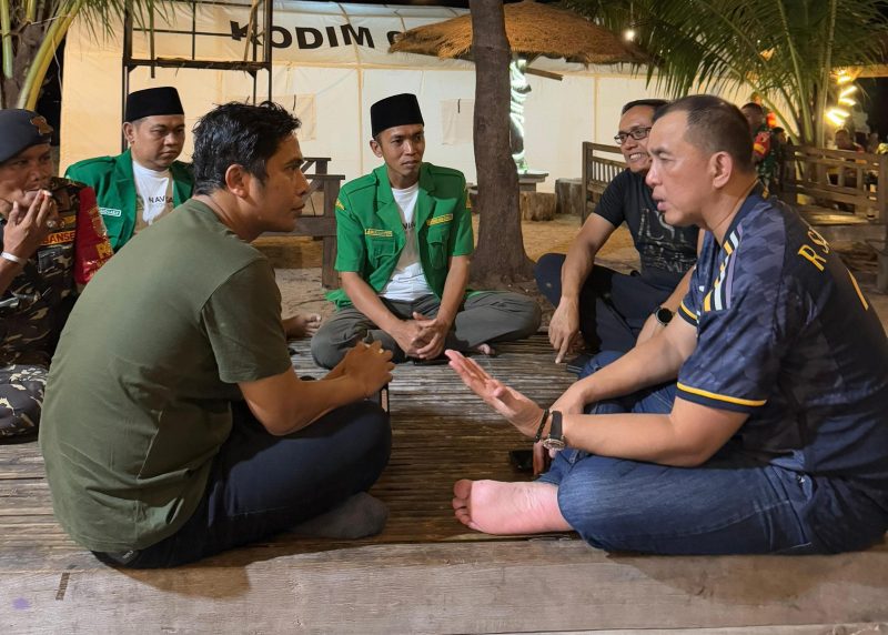 Momen Pangdam V/Brawijaya Mayjen TNI Rudy Saladin berbincang dengan Ketua PW GP Ansor Jatim H. Musaffa Safril dan sejumlah kader Ansor di Pulau Gili Iyang beberapa waktu lalu.