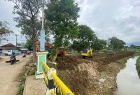 ATASI BANJIR: Sejumlah alat berat terlihat melakukan pengerukan Sungai Jombang di Kelurahan Patemon, Kecamatan/Kabupaten Pamekasan beberapa waktu lalu. (LATIF UNTUK KLIK MADURA).