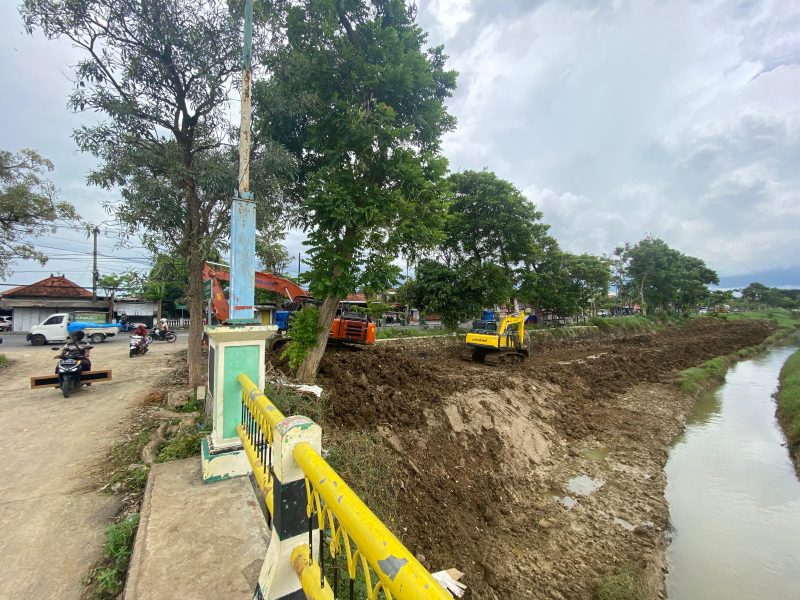 ATASI BANJIR: Sejumlah alat berat terlihat melakukan pengerukan Sungai Jombang di Kelurahan Patemon, Kecamatan/Kabupaten Pamekasan beberapa waktu lalu. (LATIF UNTUK KLIK MADURA).