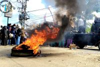 Ratusan masyarakat Pulau Kangean menggelar aksi penolakan terhadap rencana survei seismik migas Kangean Energy Indonesia di depan Kantor Kecamatan Arjasa. (PC SNNU KANGEAN UNTUK KLIKMADURA)
