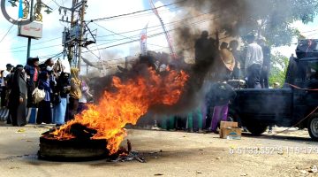 Ratusan masyarakat Pulau Kangean menggelar aksi penolakan terhadap rencana survei seismik migas Kangean Energy Indonesia di depan Kantor Kecamatan Arjasa. (PC SNNU KANGEAN UNTUK KLIKMADURA)