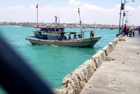 TERIK: Nelayan di Desa Branta Pesisir, Kecamatan Tlanakan, Pamekasan berada di atas kapal saat hendak bersandar. (LAILIYATUN NURIYAH/KLIK MADURA).