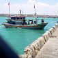 TERIK: Nelayan di Desa Branta Pesisir, Kecamatan Tlanakan, Pamekasan berada di atas kapal saat hendak bersandar. (LAILIYATUN NURIYAH/KLIK MADURA).