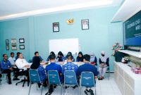 Bupati Sampang H. Slamet Junaidi sharing dengan manajemen RSUD dr. Mohammad Zyn Sampang saat sidak. (FOTO: ISTIMEWA)