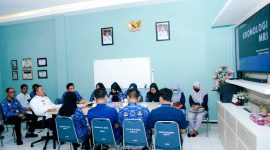Bupati Sampang H. Slamet Junaidi sharing dengan manajemen RSUD dr. Mohammad Zyn Sampang saat sidak. (FOTO: ISTIMEWA)