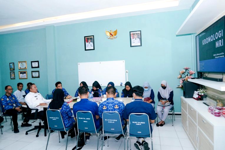 Bupati Sampang H. Slamet Junaidi sharing dengan manajemen RSUD dr. Mohammad Zyn Sampang saat sidak. (FOTO: ISTIMEWA)