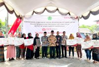 Bupati Pamekasan KH. Kholilurrahman didampingi Wabup H. Sukriyanto foto bersama Direktur Kepatuhan, Bank Jatim, Umi Rodiyah usai penyerahan bantuan gerobak PKL. (FOTO-FOTO: MOH. IQBALUL KHAVEI MZ / KLIKMADURA)