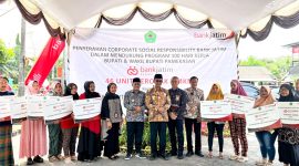 Bupati Pamekasan KH. Kholilurrahman didampingi Wabup H. Sukriyanto foto bersama Direktur Kepatuhan, Bank Jatim, Umi Rodiyah usai penyerahan bantuan gerobak PKL. (FOTO-FOTO: MOH. IQBALUL KHAVEI MZ / KLIKMADURA)
