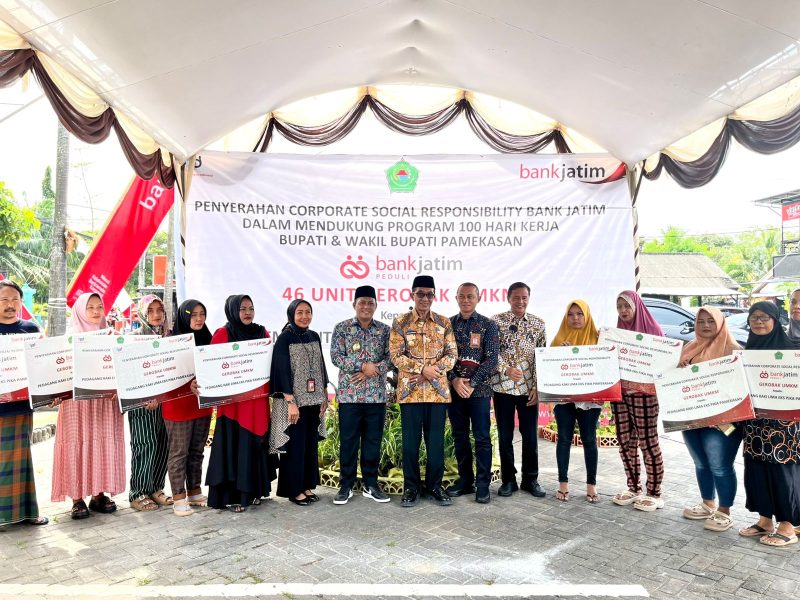 Bupati Pamekasan KH. Kholilurrahman didampingi Wabup H. Sukriyanto foto bersama Direktur Kepatuhan, Bank Jatim, Umi Rodiyah usai penyerahan bantuan gerobak PKL. (FOTO-FOTO: MOH. IQBALUL KHAVEI MZ / KLIKMADURA)