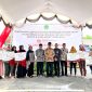 Bupati Pamekasan KH. Kholilurrahman didampingi Wabup H. Sukriyanto foto bersama Direktur Kepatuhan, Bank Jatim, Umi Rodiyah usai penyerahan bantuan gerobak PKL. (FOTO-FOTO: MOH. IQBALUL KHAVEI MZ / KLIKMADURA)