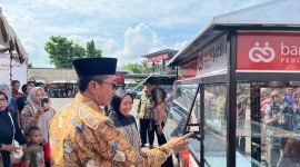 Bupati Pamekasan KH. Kholilurrahman bersama Direktur Kepatuhan, Bank Jatim, Umi Rodiyah mengecek gerobak yang dibagikan kepada PKL.