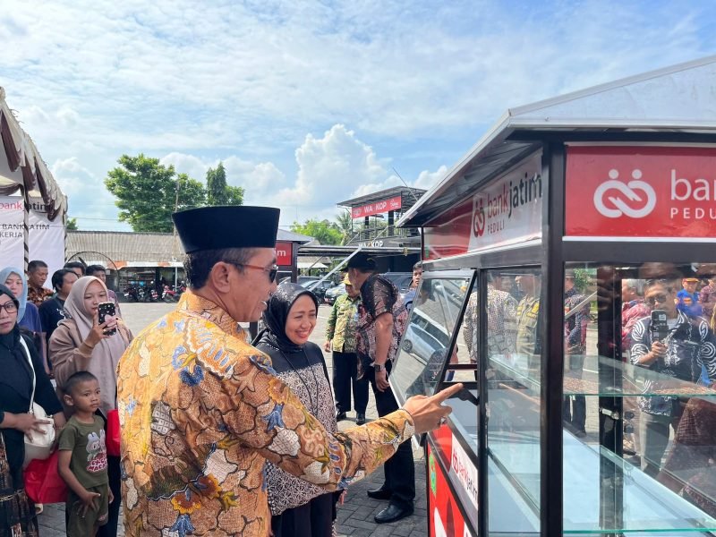 Bupati Pamekasan KH. Kholilurrahman bersama Direktur Kepatuhan, Bank Jatim, Umi Rodiyah mengecek gerobak yang dibagikan kepada PKL.