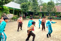 CERIA: Siswa SDN Bandungan 2 Pamekasan sedang bermain di halaman sekolah. (DOK. KLIKMADURA)