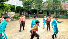 CERIA: Siswa SDN Bandungan 2 Pamekasan sedang bermain di halaman sekolah. (DOK. KLIKMADURA)