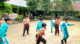CERIA: Siswa SDN Bandungan 2 Pamekasan sedang bermain di halaman sekolah. (DOK. KLIKMADURA)