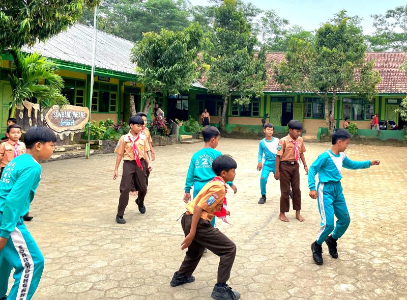 CERIA: Siswa SDN Bandungan 2 Pamekasan sedang bermain di halaman sekolah. (DOK. KLIKMADURA)