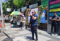 Aktivis Jaringan Kawal Jawa Timur (Jaka Jatim), Musyfik saat melakukan aksi demonstrasi beberapa waktu lalu. (DOK. KLIKMADURA)