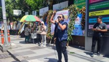 Aktivis Jaringan Kawal Jawa Timur (Jaka Jatim), Musyfik saat melakukan aksi demonstrasi beberapa waktu lalu. (DOK. KLIKMADURA)