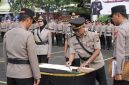 Kapolres Sampang AKBP Hartono saat memimpin langsung upacara serah terima jabatan (sertijab) itu di Lapangan Wira Manunggal Wicaksana, Mapolres Sampang.