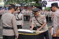 Kapolres Sampang AKBP Hartono saat memimpin langsung upacara serah terima jabatan (sertijab) itu di Lapangan Wira Manunggal Wicaksana, Mapolres Sampang.