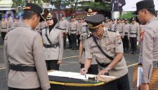 Kapolres Sampang AKBP Hartono saat memimpin langsung upacara serah terima jabatan (sertijab) itu di Lapangan Wira Manunggal Wicaksana, Mapolres Sampang.