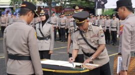 Kapolres Sampang AKBP Hartono saat memimpin langsung upacara serah terima jabatan (sertijab) itu di Lapangan Wira Manunggal Wicaksana, Mapolres Sampang.