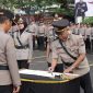 Kapolres Sampang AKBP Hartono saat memimpin langsung upacara serah terima jabatan (sertijab) itu di Lapangan Wira Manunggal Wicaksana, Mapolres Sampang.