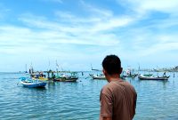 Warga berada di pinggir pantura Pamekasan beberapa waktu lalu. (DOK. KLIKMADURA)
