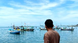 Warga berada di pinggir pantura Pamekasan beberapa waktu lalu. (DOK. KLIKMADURA)