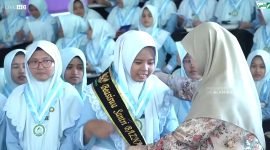 Lulusan Ponpes Al-Amien Putri 1 mendapat beasiswa Baznas Sumenep.