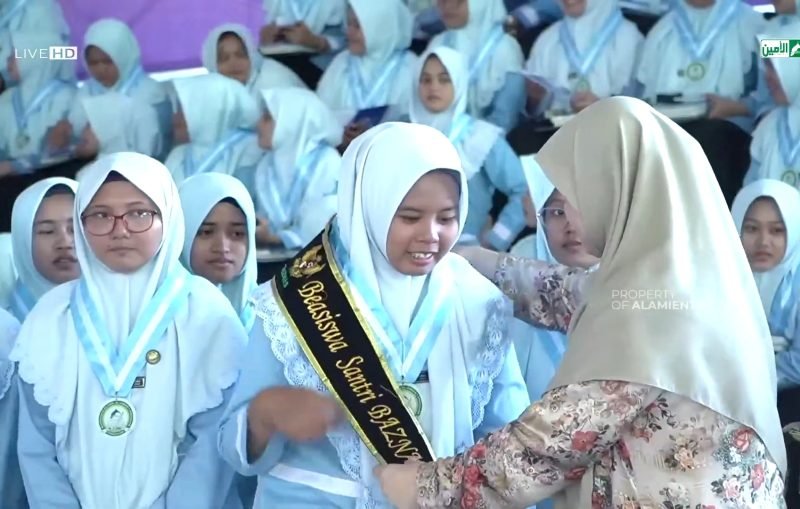 Lulusan Ponpes Al-Amien Putri 1 mendapat beasiswa Baznas Sumenep.