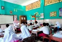 FOKUS: Guru SDN Jungcangcang 1 Pamekasan mengisi KBM beberapa waktu lalu (LAILIYATUN NURIYAH / KLIKMADURA).