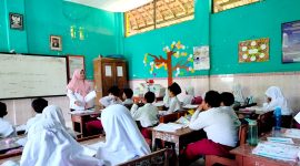 FOKUS: Guru SDN Jungcangcang 1 Pamekasan mengisi KBM beberapa waktu lalu (LAILIYATUN NURIYAH / KLIKMADURA).