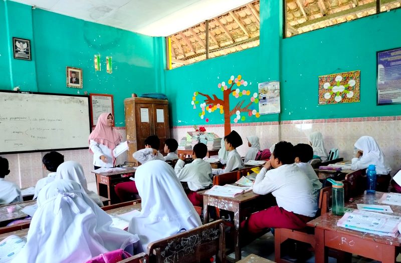 FOKUS: Guru SDN Jungcangcang 1 Pamekasan mengisi KBM beberapa waktu lalu (LAILIYATUN NURIYAH / KLIKMADURA).