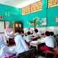 FOKUS: Guru SDN Jungcangcang 1 Pamekasan mengisi KBM beberapa waktu lalu (LAILIYATUN NURIYAH / KLIKMADURA).