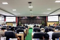 Pelaksana Tugas (Plt) Ketua DPRD Pamekasan, Khoirul Umam memimpin rapat paripurna dengan agenda jawaban bupati atas PU Fraksi Raperda Pertanggungjawaban Pelaksanaan APBD 2024. (MOH. IQBALUL KHAVEI MZ / KLIKMADURA)  