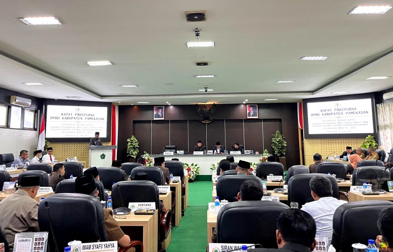 Pelaksana Tugas (Plt) Ketua DPRD Pamekasan, Khoirul Umam memimpin rapat paripurna dengan agenda jawaban bupati atas PU Fraksi Raperda Pertanggungjawaban Pelaksanaan APBD 2024. (MOH. IQBALUL KHAVEI MZ / KLIKMADURA)  