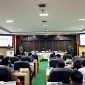 Pelaksana Tugas (Plt) Ketua DPRD Pamekasan, Khoirul Umam memimpin rapat paripurna dengan agenda jawaban bupati atas PU Fraksi Raperda Pertanggungjawaban Pelaksanaan APBD 2024. (MOH. IQBALUL KHAVEI MZ / KLIKMADURA)  