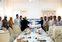 Para pemangku kebijakan di bidang kesehatan foto bersama menunjukkan hasil kesepakatan bersama terkait layanan cuci darah usai dialog kemanusiaan yang digelar AJP di Ruang Rato Ebhu, Pendopo Agung Ronggosukowati, Pamekasan. (DOK. AJP)