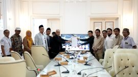 Para pemangku kebijakan di bidang kesehatan foto bersama menunjukkan hasil kesepakatan bersama terkait layanan cuci darah usai dialog kemanusiaan yang digelar AJP di Ruang Rato Ebhu, Pendopo Agung Ronggosukowati, Pamekasan. (DOK. AJP)