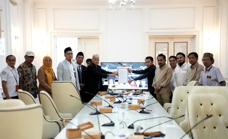 Para pemangku kebijakan di bidang kesehatan foto bersama menunjukkan hasil kesepakatan bersama terkait layanan cuci darah usai dialog kemanusiaan yang digelar AJP di Ruang Rato Ebhu, Pendopo Agung Ronggosukowati, Pamekasan. (DOK. AJP)