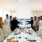 Para pemangku kebijakan di bidang kesehatan foto bersama menunjukkan hasil kesepakatan bersama terkait layanan cuci darah usai dialog kemanusiaan yang digelar AJP di Ruang Rato Ebhu, Pendopo Agung Ronggosukowati, Pamekasan. (DOK. AJP)